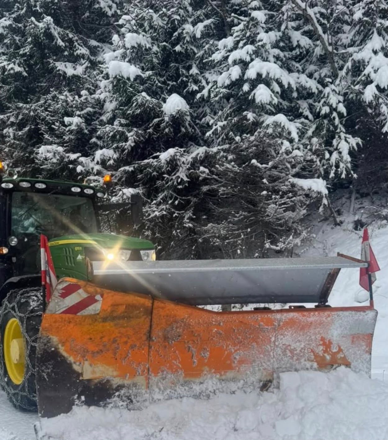 Schneeräumung mit Schlepper