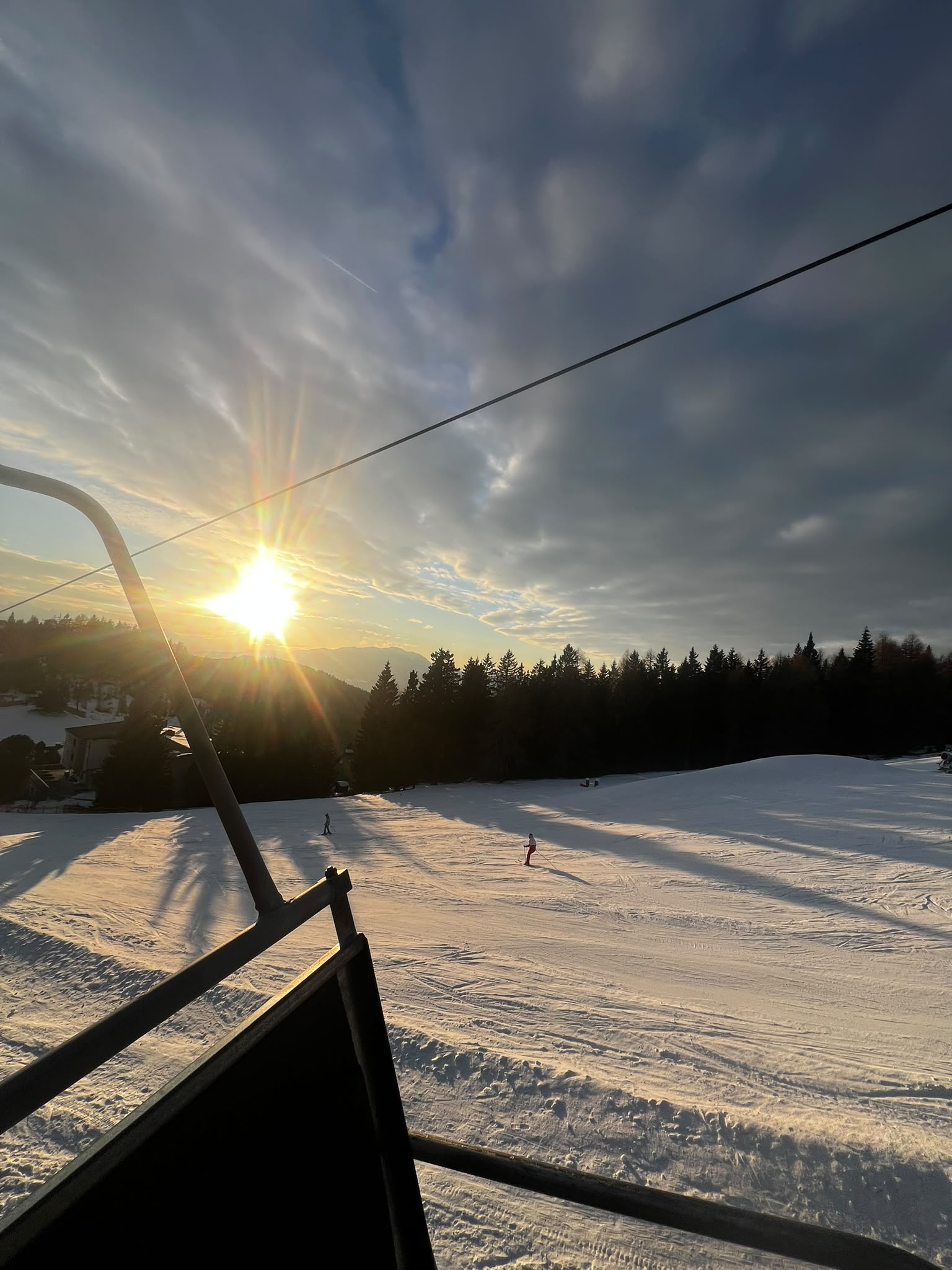 Skipiste im Abendlicht mit Sonnenuntergang